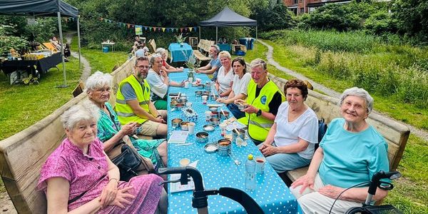 Bewoners van het Valaar op een burenpicknick in de Hollebeekvallei